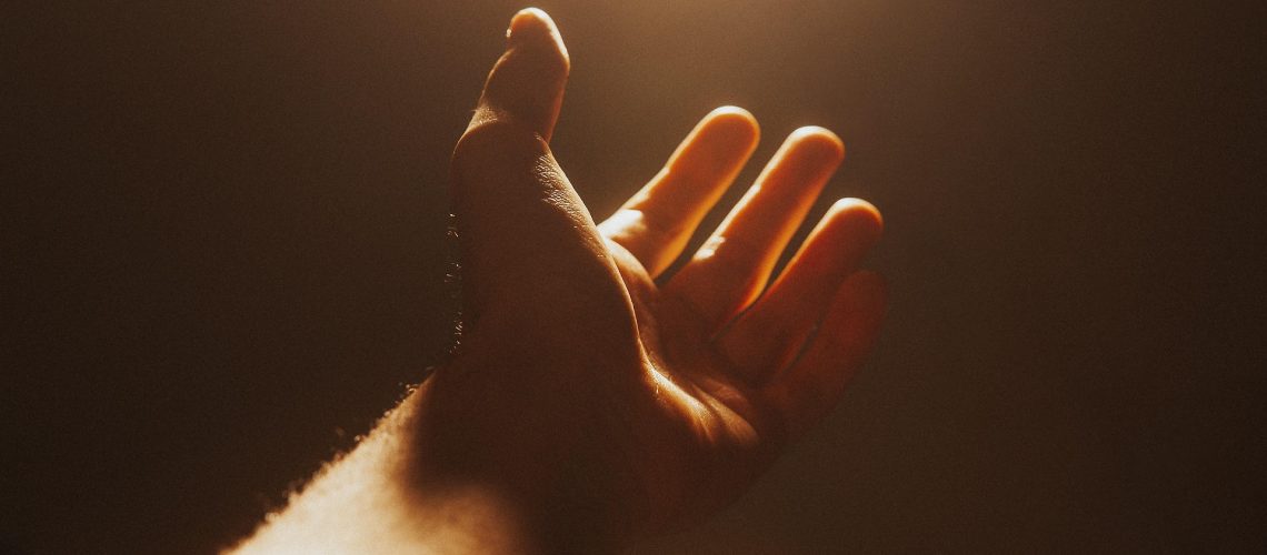 1857643-hand-4661763_1920